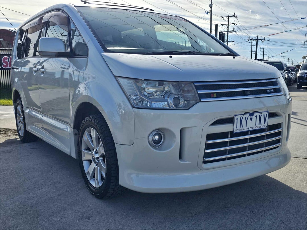 2008 Mitsubishi Delica Delica, Automatic, 220000 km, Photo 2