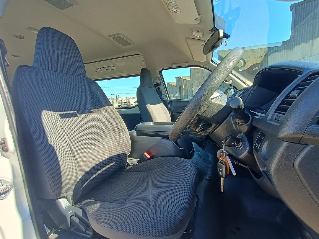 2005 Toyota Hiace Commuter, Automatic, 103030 km, Photo 13