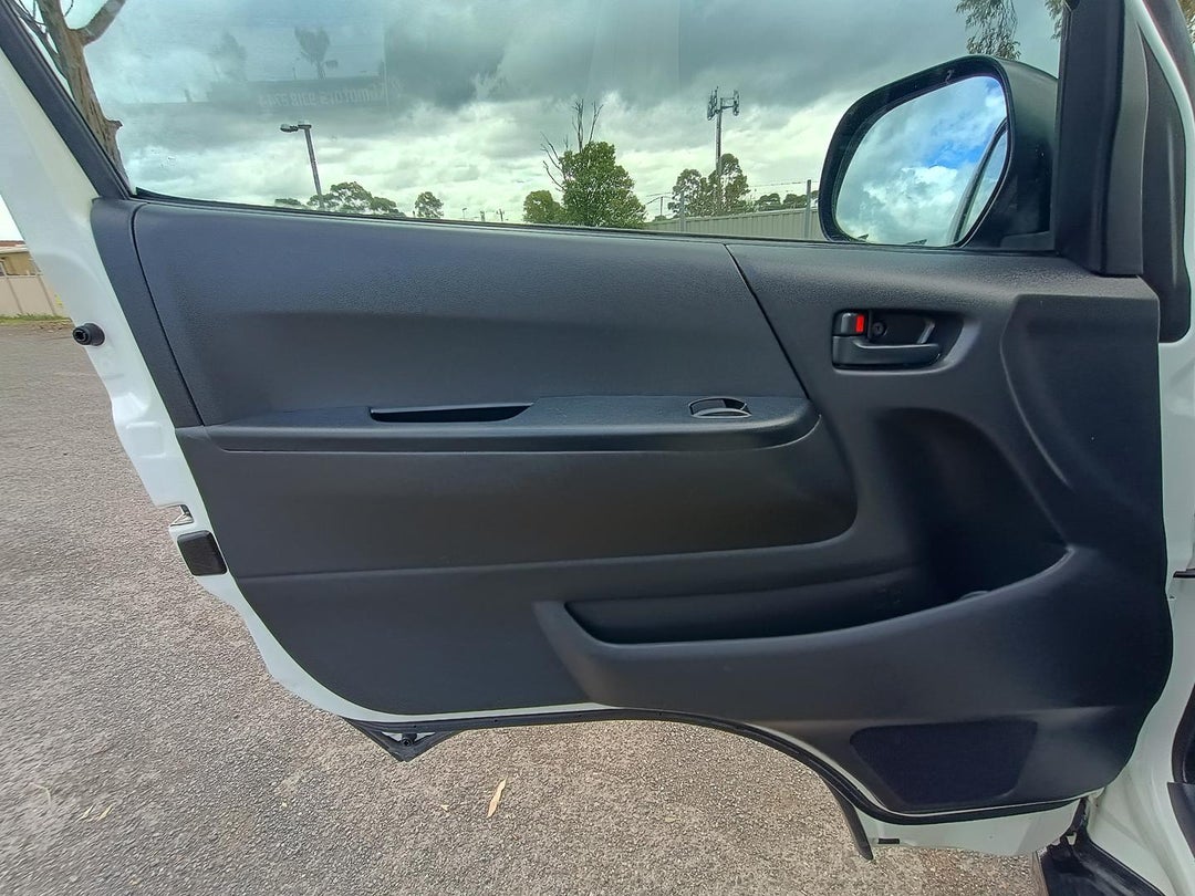 2011 Toyota Hiace Commuter, Automatic, 125601 km, Photo 21