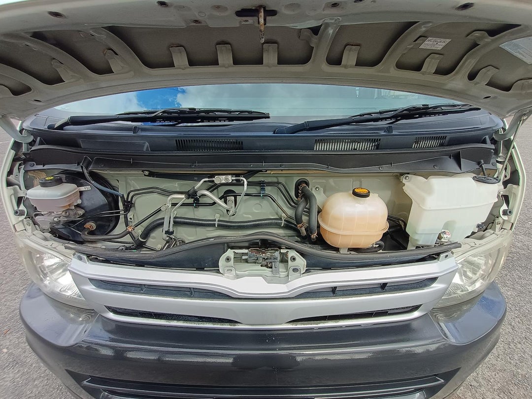 2011 Toyota Hiace Commuter, Automatic, 125601 km, Photo 23