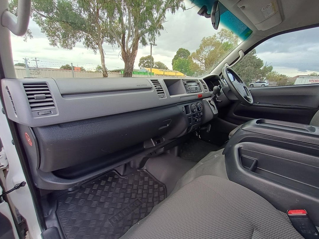 2011 Toyota Hiace Commuter, Automatic, 125601 km, Photo 16