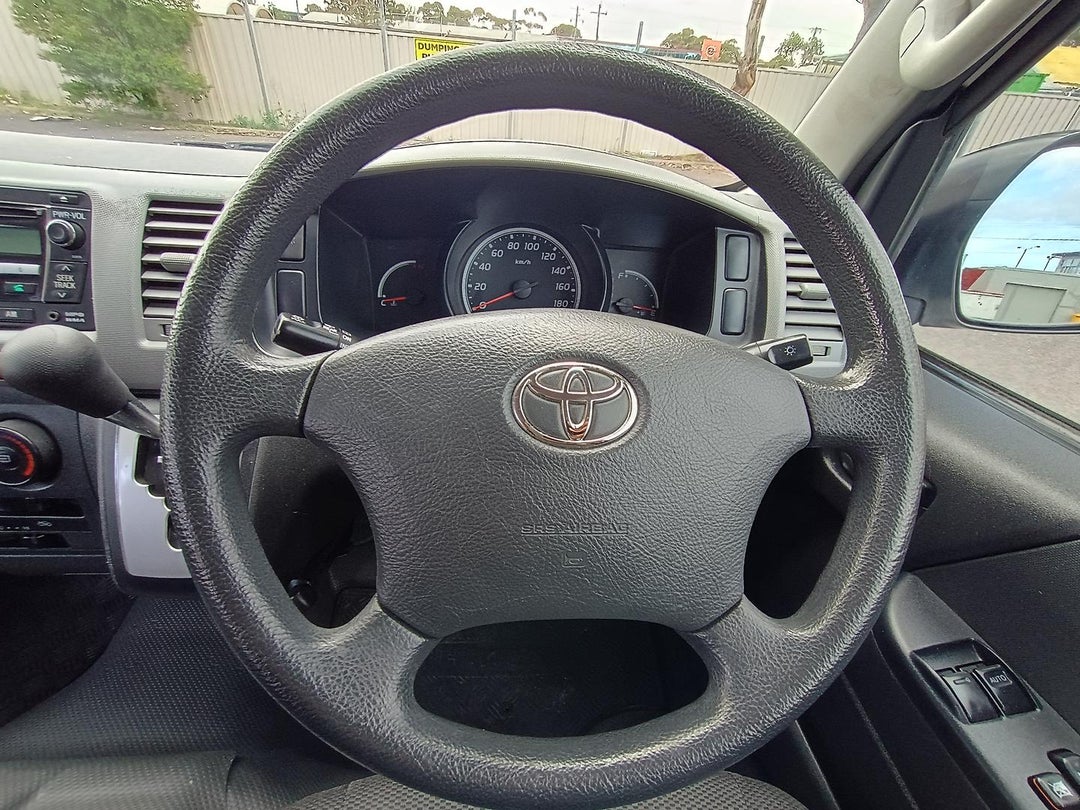 2011 Toyota Hiace Commuter, Automatic, 125601 km, Photo 12