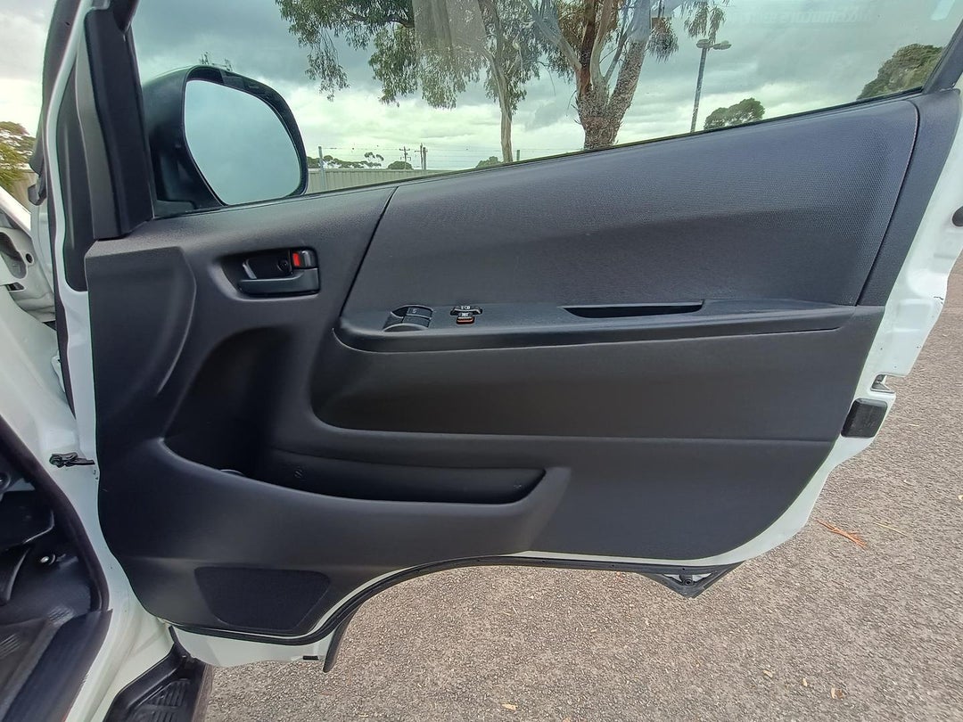 2011 Toyota Hiace Commuter, Automatic, 125601 km, Photo 20