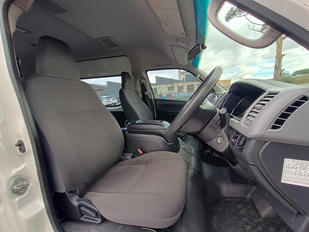 2011 Toyota Hiace Commuter, Automatic, 125601 km, Photo 15