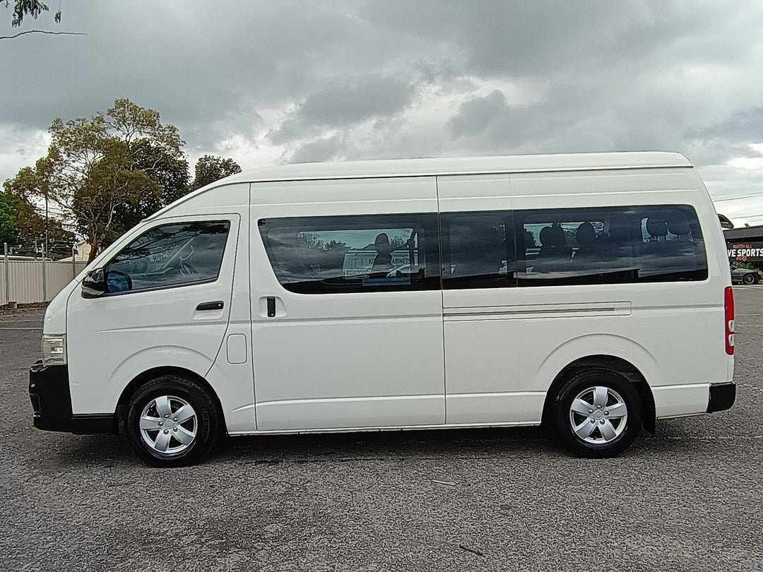 2011 Toyota Hiace Commuter, Automatic, 125601 km, Photo 4
