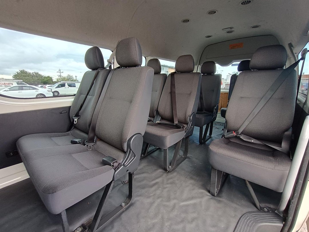 2011 Toyota Hiace Commuter, Automatic, 125601 km, Photo 18
