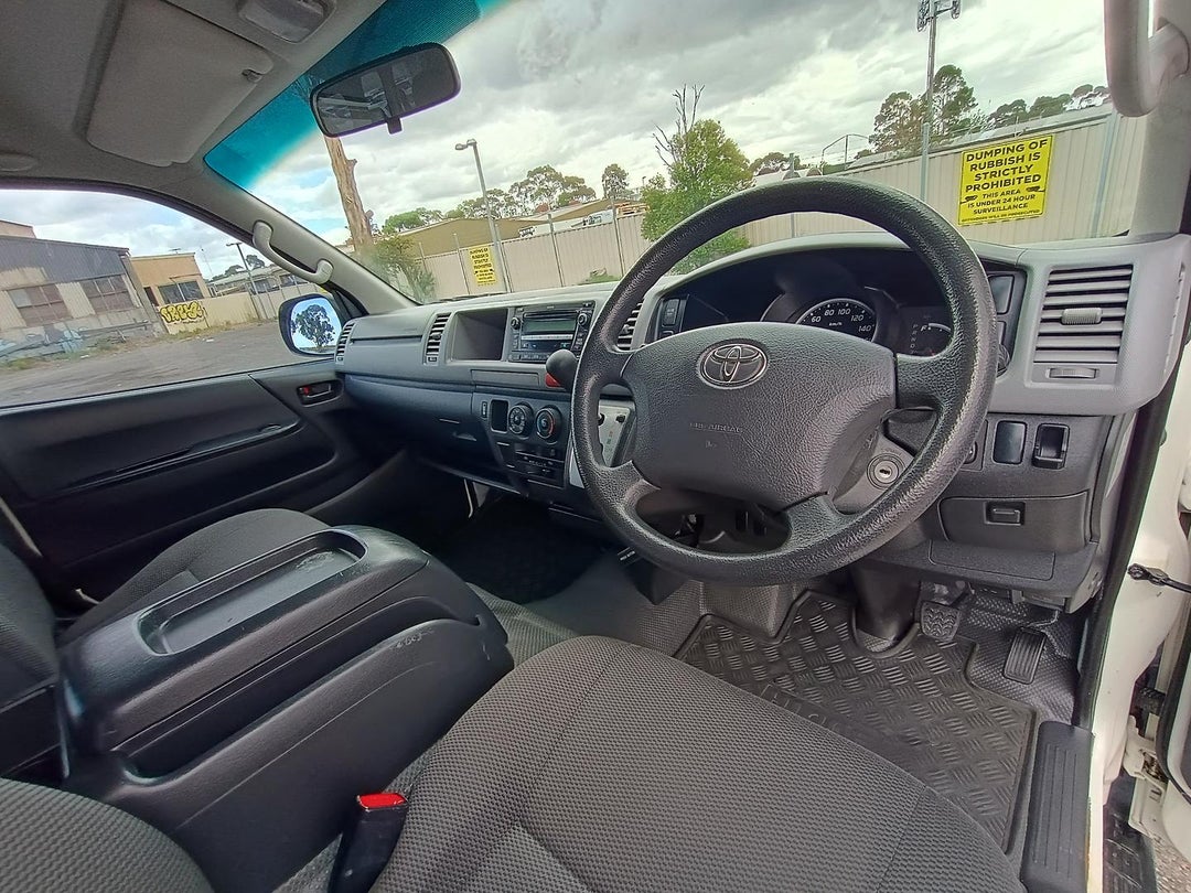 2011 Toyota Hiace Commuter, Automatic, 125601 km, Photo 11