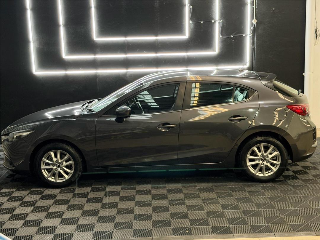 2017 Mazda Mazda3 Touring, Automatic, 44268 km, Photo 2