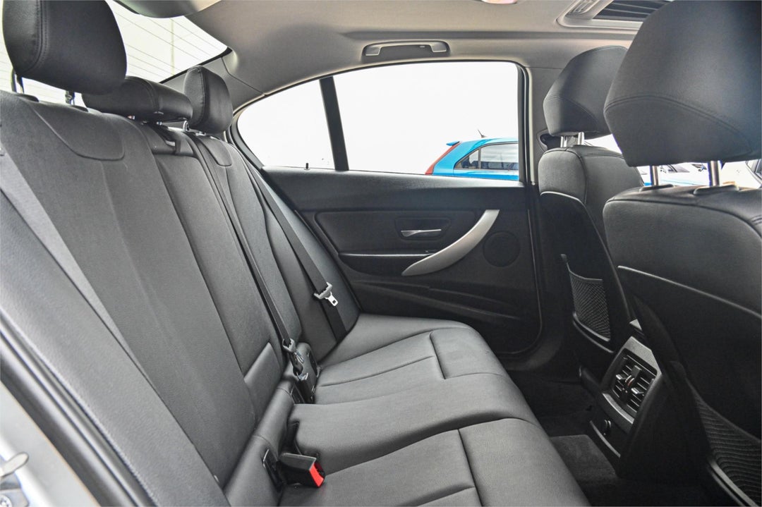 2013 BMW 3 Series 16i, Automatic, 45837 km, Photo 7