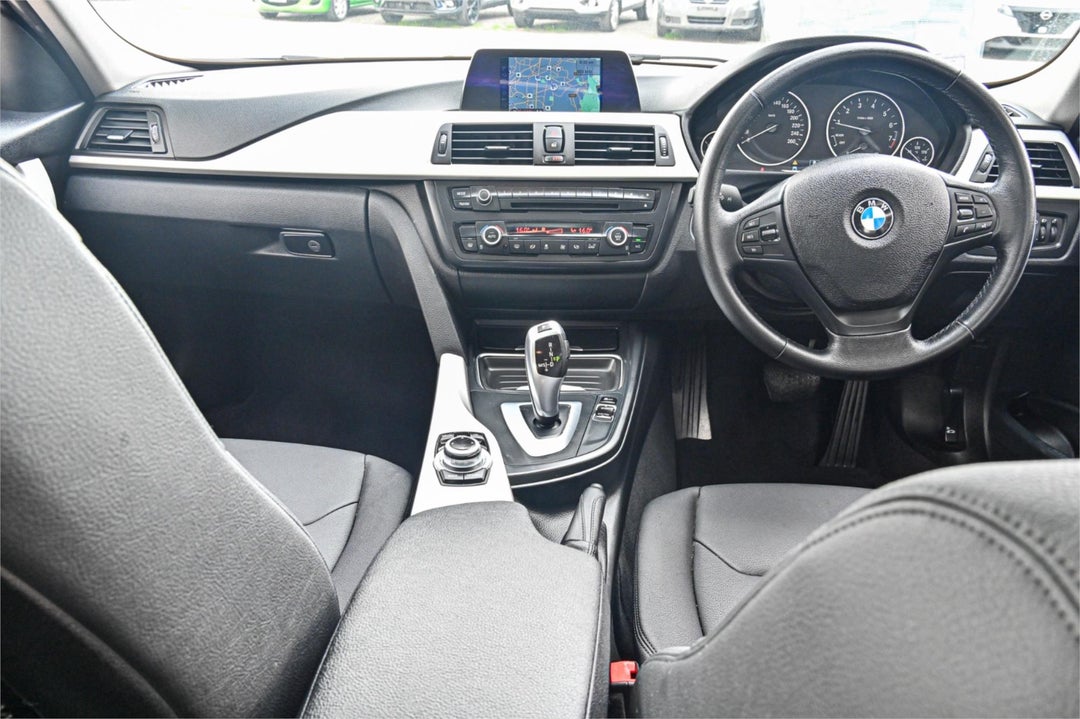 2013 BMW 3 Series 16i, Automatic, 45837 km, Photo 6