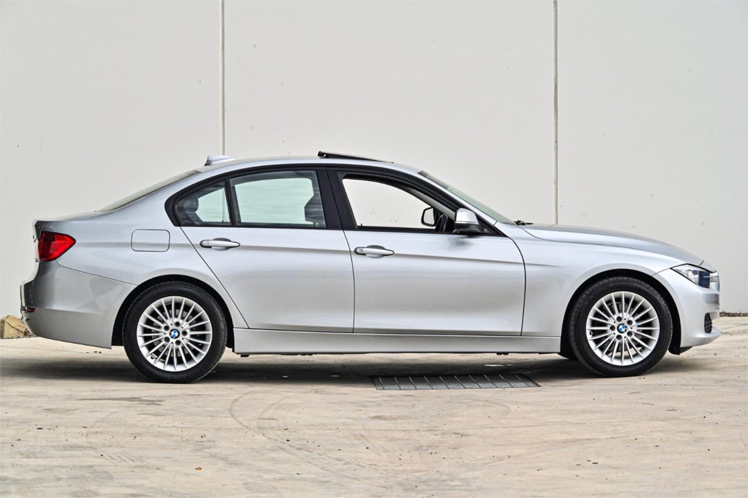 2013 BMW 3 Series 16i, Automatic, 45837 km, Photo 3