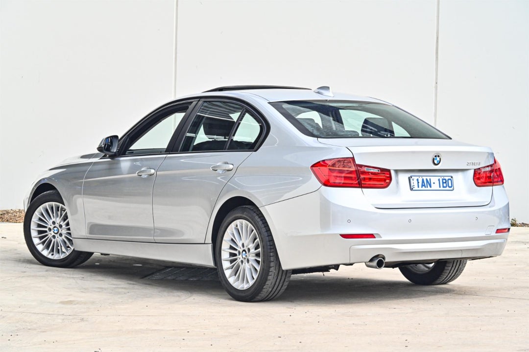 2013 BMW 3 Series 16i, Automatic, 45837 km, Photo 2