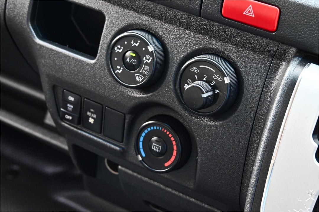 2014 Toyota Hiace Commuter, Automatic, 122430 km, Photo 11