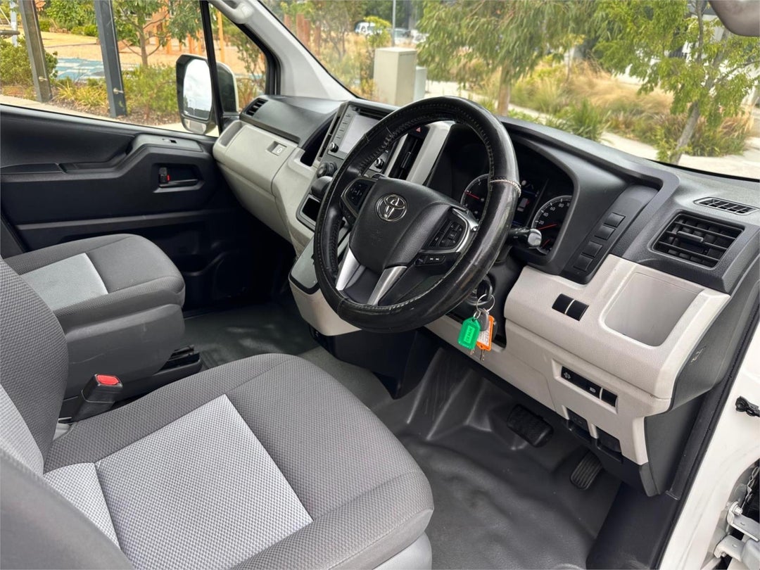 2020 Toyota Hiace Slwb, Automatic, 161946 km, Photo 11