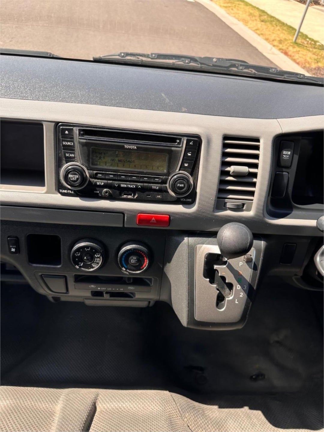 2013 Toyota Hiace Commuter, Automatic, 93312 km, Photo 13