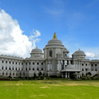https://fastly-production.24c.in/cars24/cities/real-life/1678705491_bangalore.png