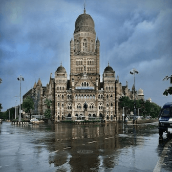 https://fastly-production.24c.in/cars24/cities/real-life/1678706105_mumbai.png