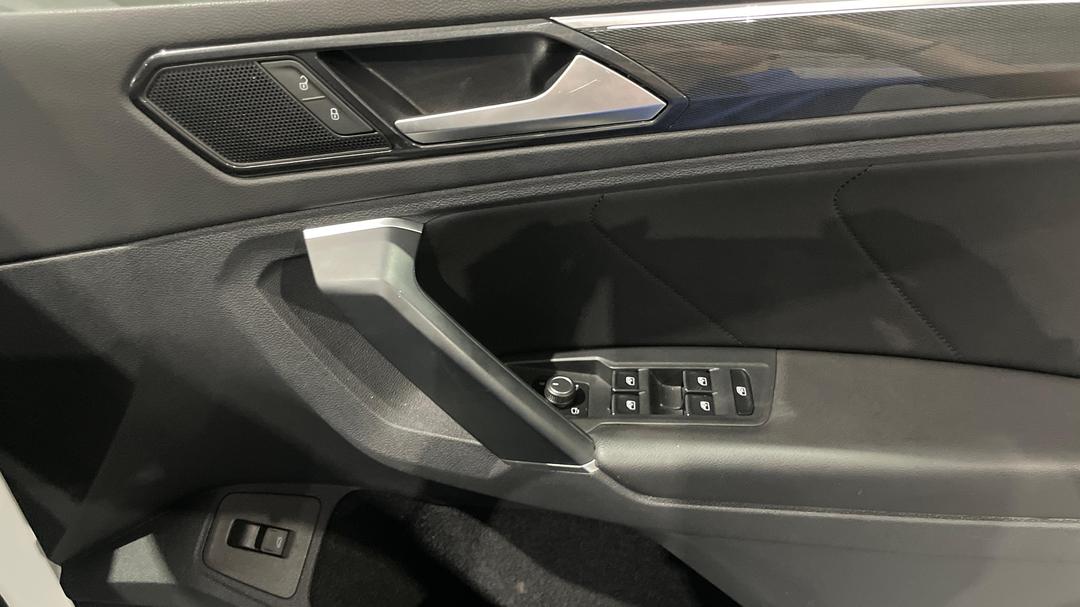 2017 Volkswagen Tiguan 162 Tsi Highline, Automatic, 112800 km, Drivers Side Door Panel Controls
