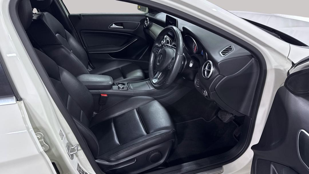 2016 Mercedes-benz GLA 180, Automatic, 90592 km, Right Side Front Door Cabin View