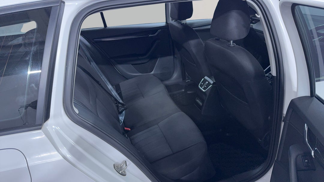 2017 SKODA Octavia 110 Tsi, Automatic, 146749 km, Right Side Rear Door Cabin View