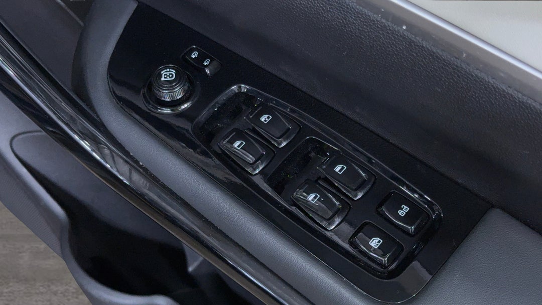 2023 Mahindra Xuv700 Ax7l, Automatic, 20601 km, Drivers Side Door Panel Controls