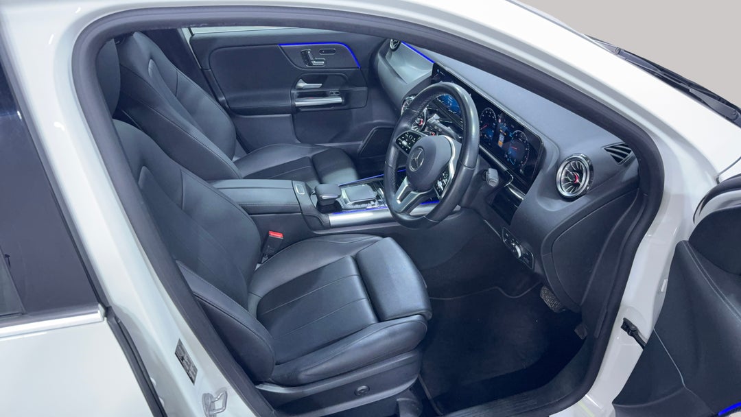 2021 Mercedes-benz GLA 200, Automatic, 35636 km, Right Side Front Door Cabin View