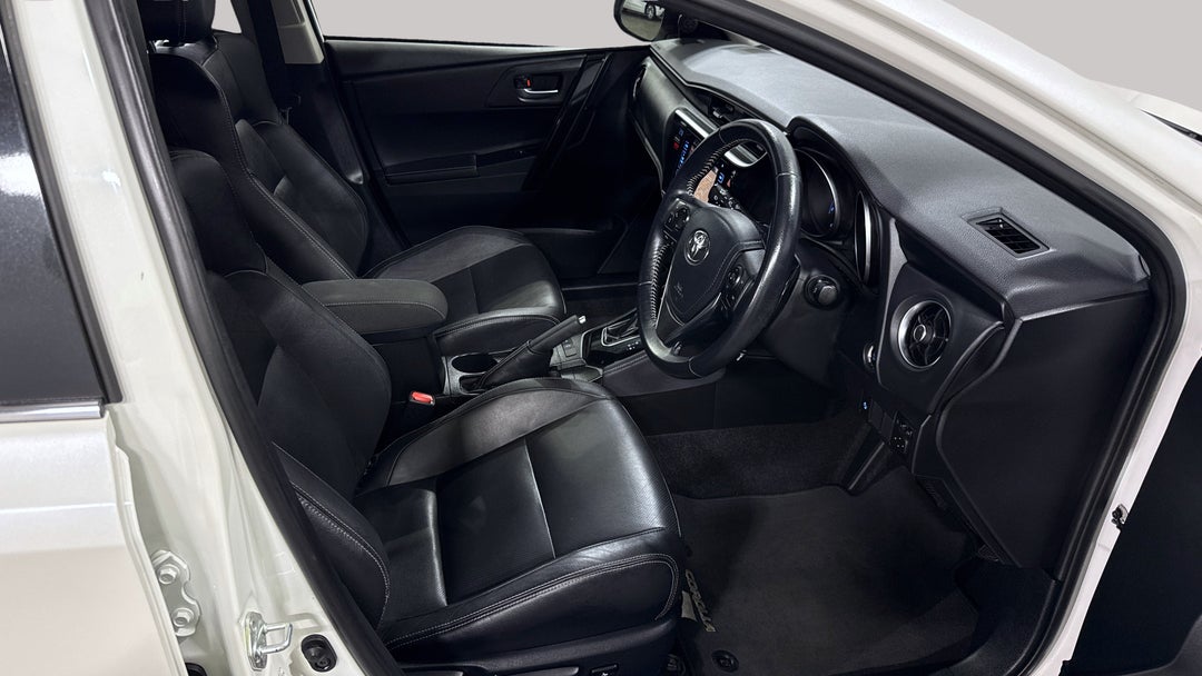 2018 Toyota Corolla Zr, Automatic, 78210 km, Right Side Front Door Cabin View