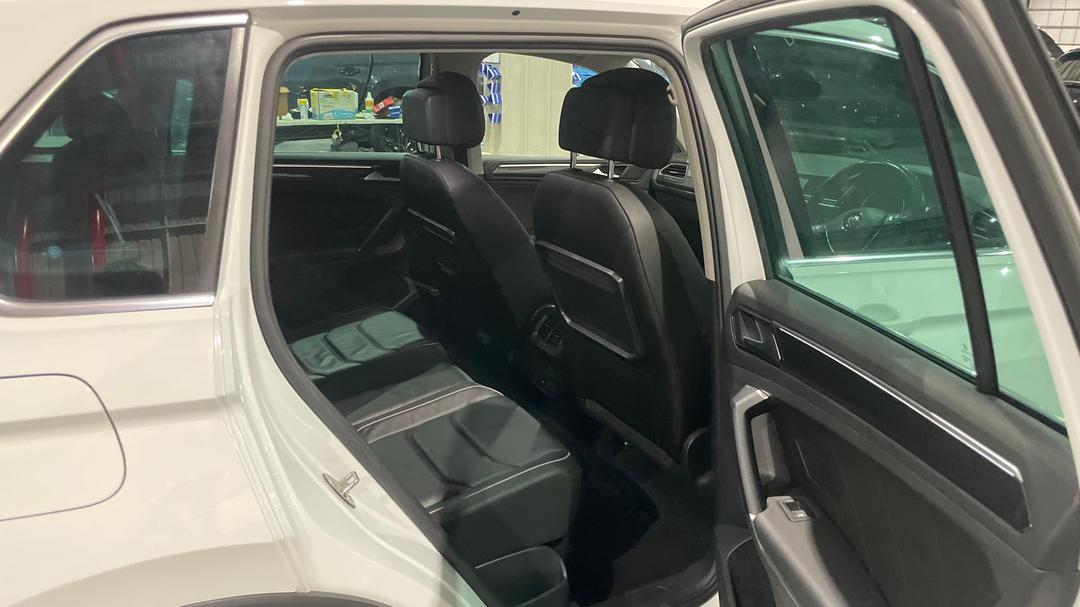 2017 Volkswagen Tiguan 162 Tsi Highline, Automatic, 112800 km, Right Side Rear Door Cabin View