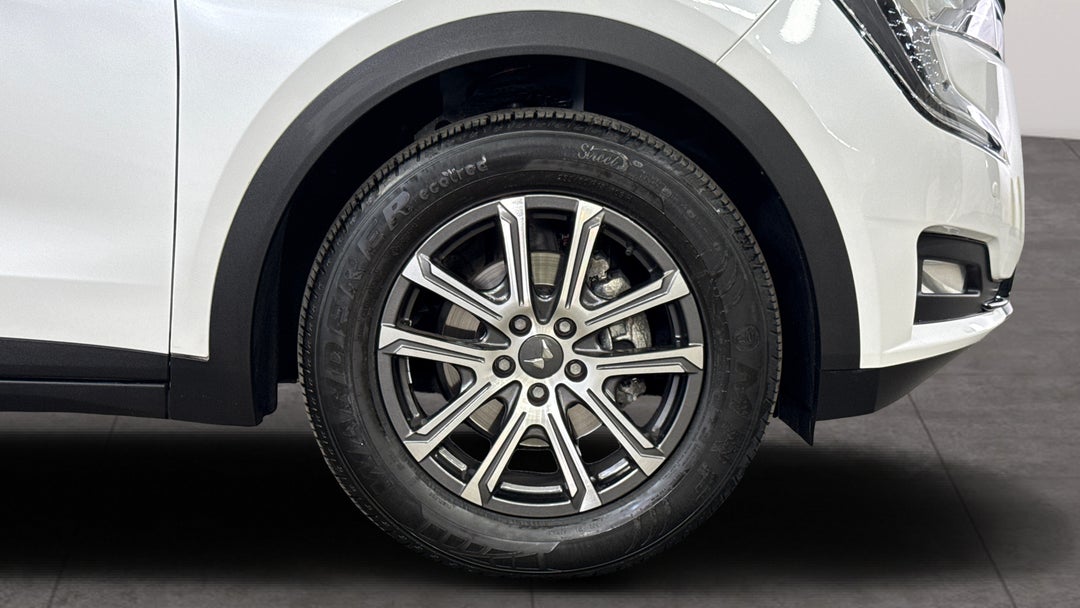 2024 Mahindra Xuv700 Ax7l, Automatic, 8513 km, Right Front Wheel