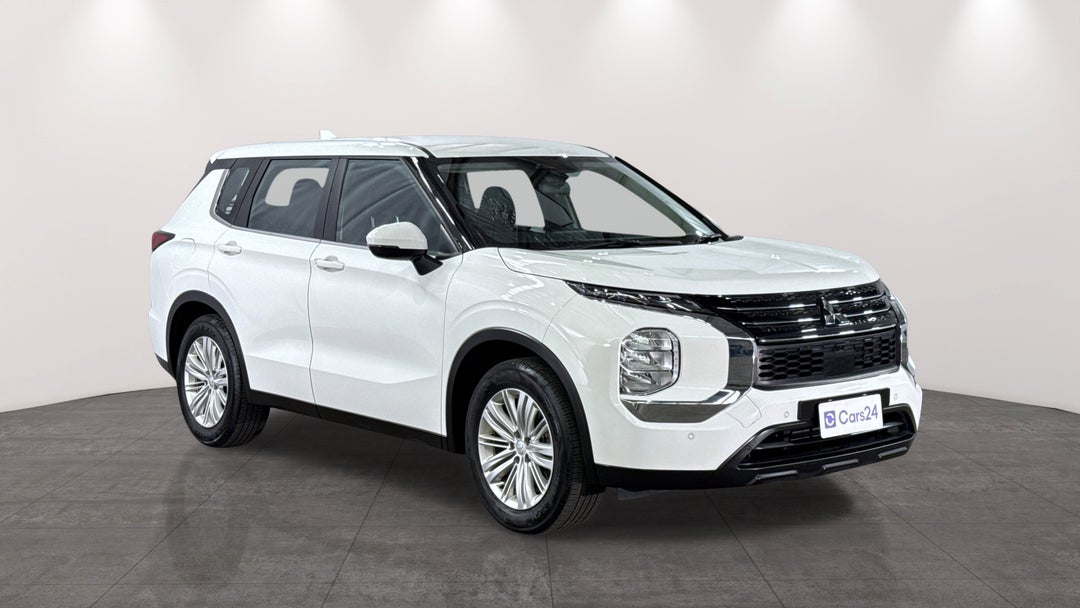 2023 Mitsubishi Outlander Es 7 Seat (2WD), Automatic, 51642 km, Right Front Diagonal (45- Degree) View