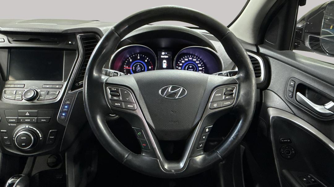 2013 Hyundai Santa Fe Highlander Crdi (4x4), Automatic, 125474 km, Steering Wheel Close-up