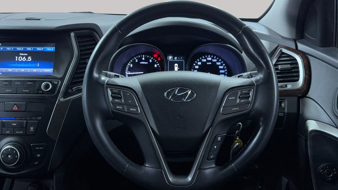 2017 Hyundai Santa Fe Active (4x4), Automatic, 107143 km, Steering Wheel Close-up