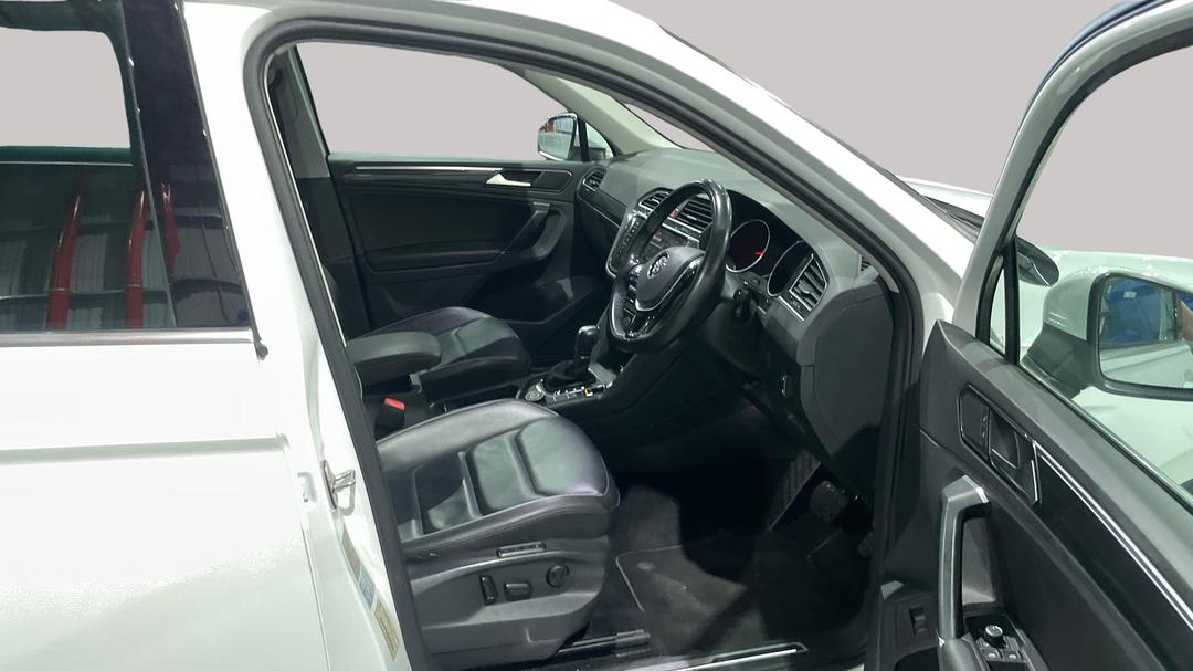 2017 Volkswagen Tiguan 162 Tsi Highline, Automatic, 112800 km, Right Side Front Door Cabin View