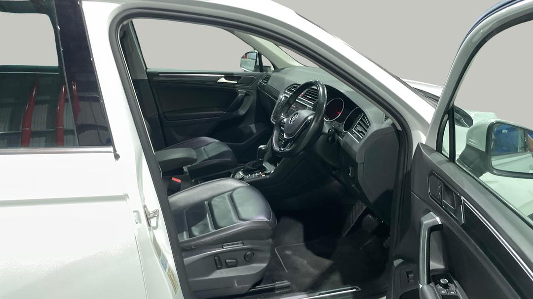 2017 Volkswagen Tiguan 162 Tsi Highline, Automatic, 112800 km, Right Side Front Door Cabin View