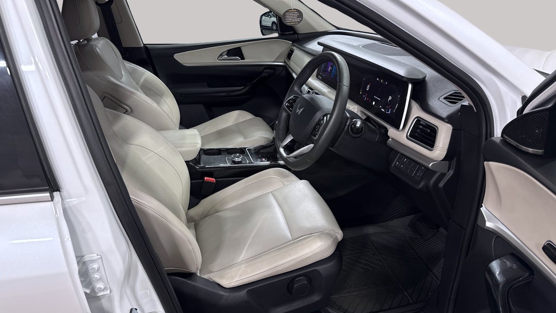 2023 Mahindra Xuv700 Ax7l, Automatic, 60220 km, Right Side Front Door Cabin View