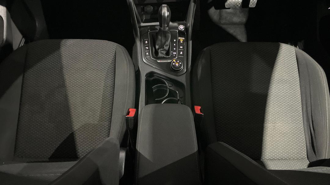 2018 Volkswagen Tiguan 110 Tdi Comfortline, Automatic, 85903 km, Center Console
