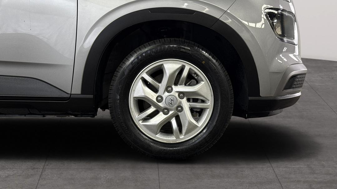 2025 Hyundai Venue Venue, Automatic, 23221 km, Right Front Wheel