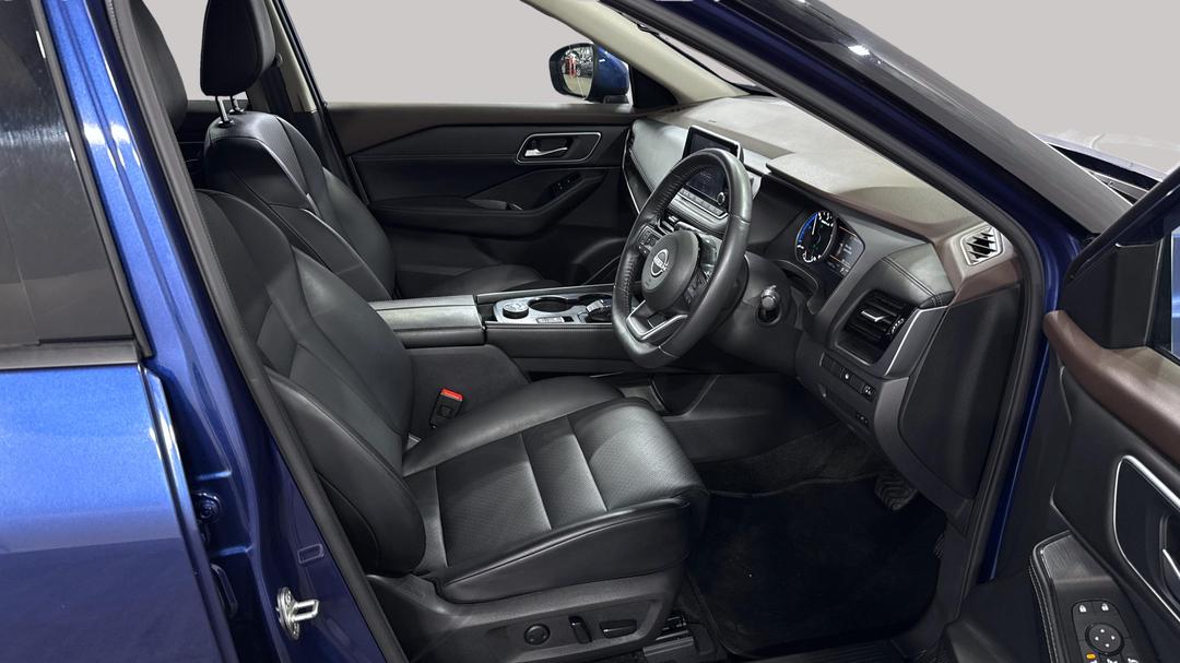 2023 Nissan X-trail St-l (4WD) E-power (hybrid), Automatic, 11977 km, Right Side Front Door Cabin View