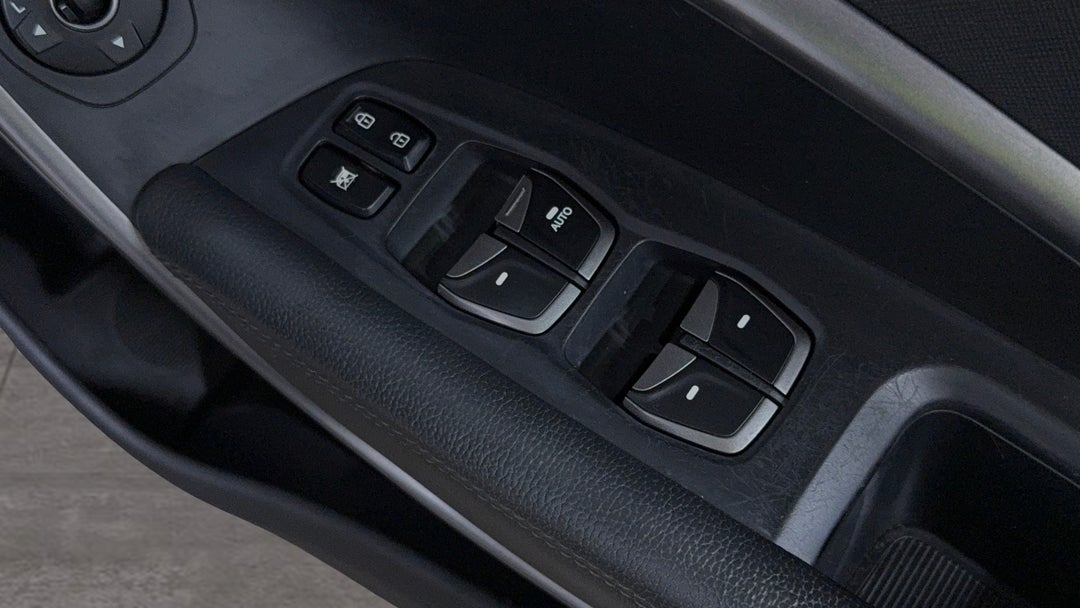 2013 Hyundai Santa Fe Highlander Crdi (4x4), Automatic, 140332 km, Drivers Side Door Panel Controls