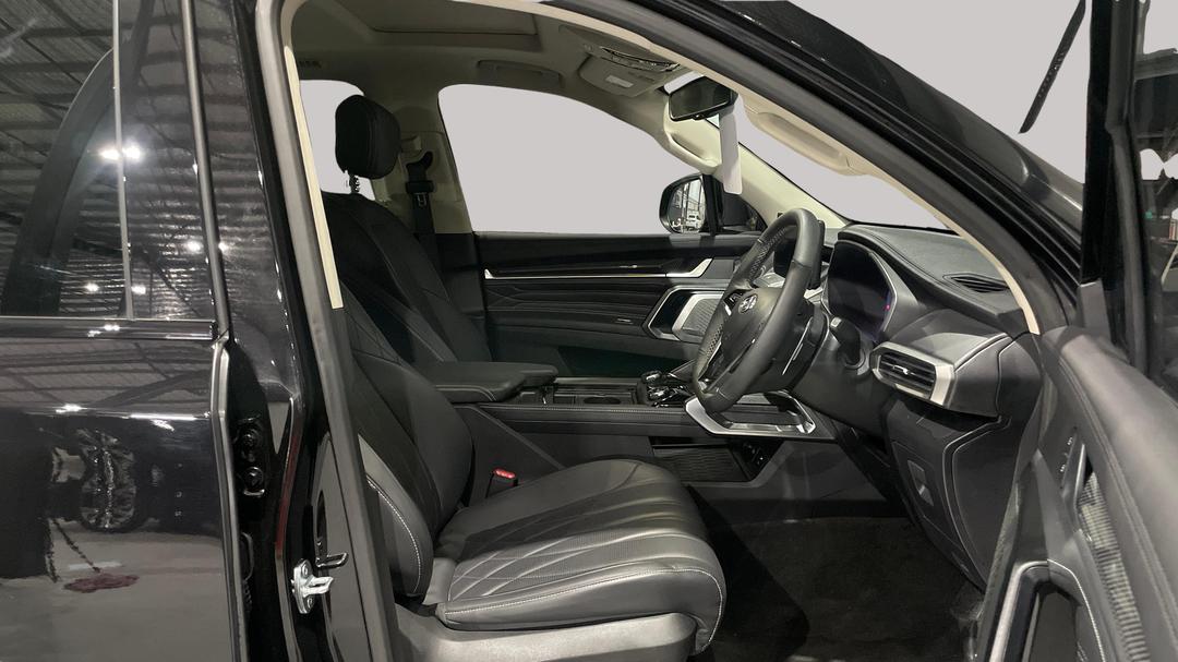 2025 LDV D90 Executive (4WD), Automatic, 19232 km, Right Side Front Door Cabin View