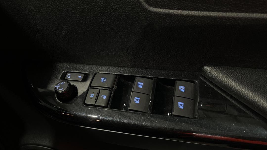 2024 Toyota Hilux Rogue 48v (4x4), Automatic, 9767 km, Drivers Side Door Panel Controls