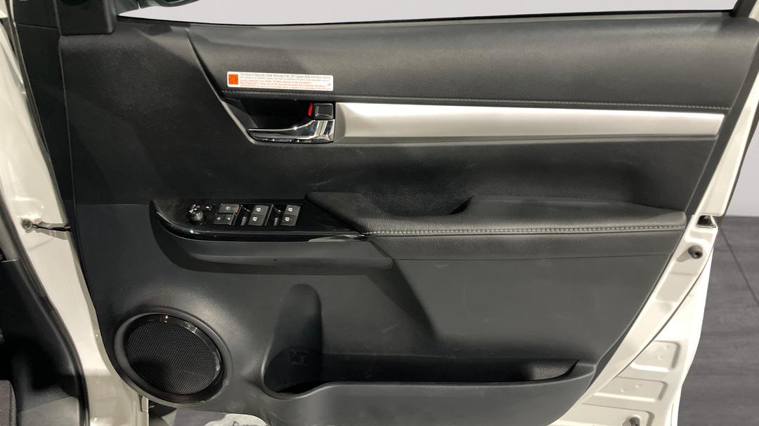 2022 Toyota Hilux Sr5 (4x4), Automatic, 31853 km, Speaker View