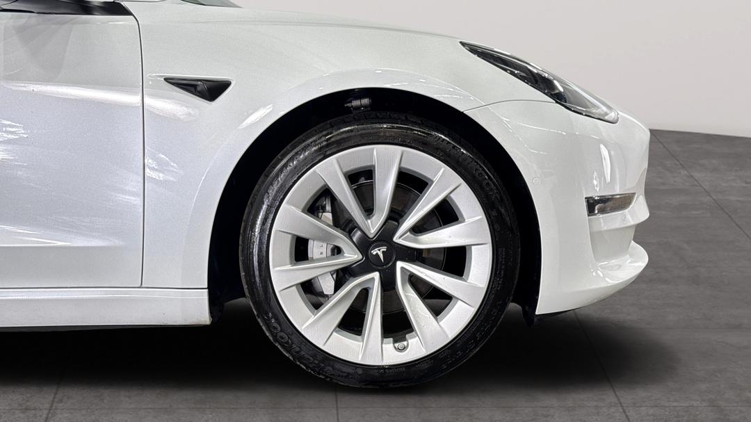 2022 Tesla Model 3 Long Range, Automatic, 23235 km, Right Front Wheel