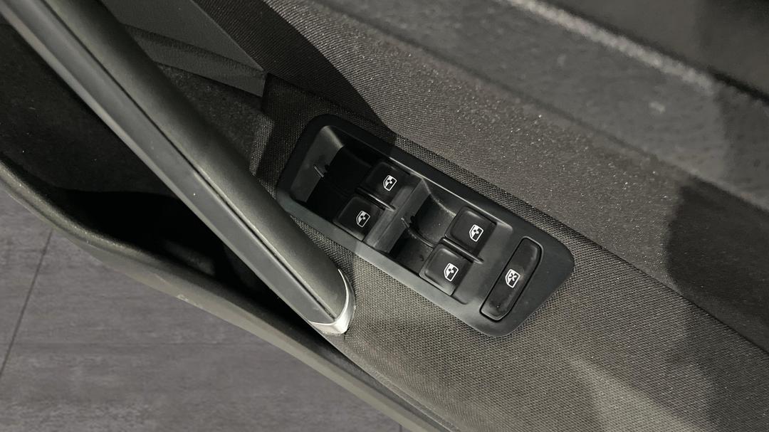 2018 Volkswagen Golf Alltrack 132 Tsi, Automatic, 64731 km, Drivers Side Door Panel Controls