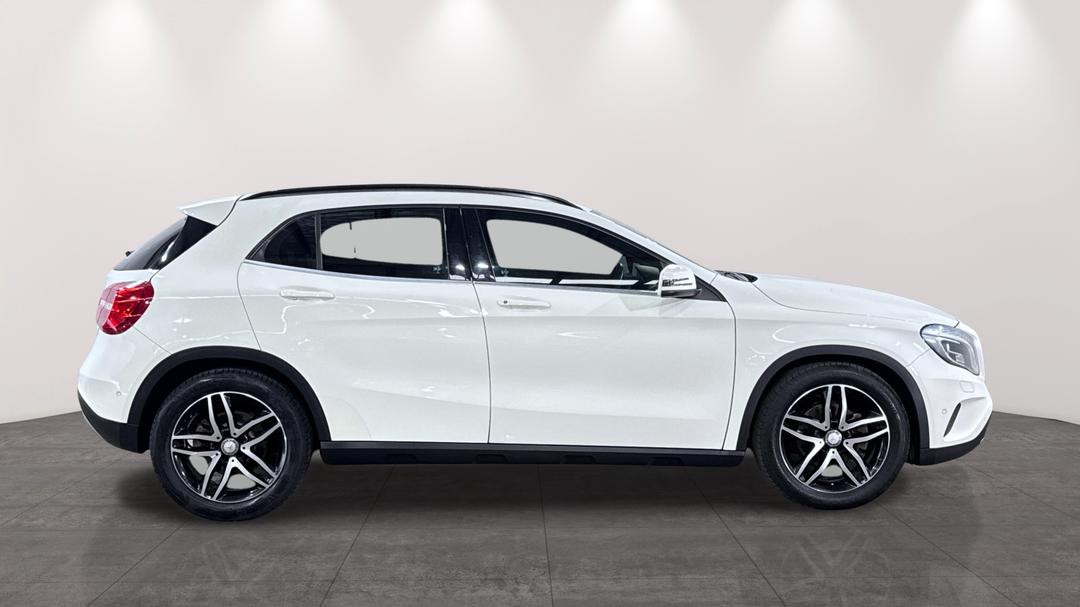2016 Mercedes-benz GLA 180, Automatic, 90592 km, Right Side View
