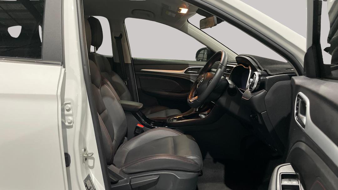 2022 MG Zst Excite, Automatic, 30065 km, Right Side Front Door Cabin View