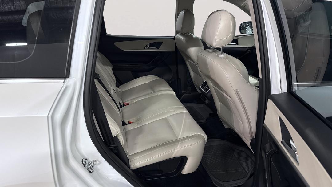 2023 Mahindra Xuv700 Ax7l, Automatic, 60220 km, Right Side Rear Door Cabin View