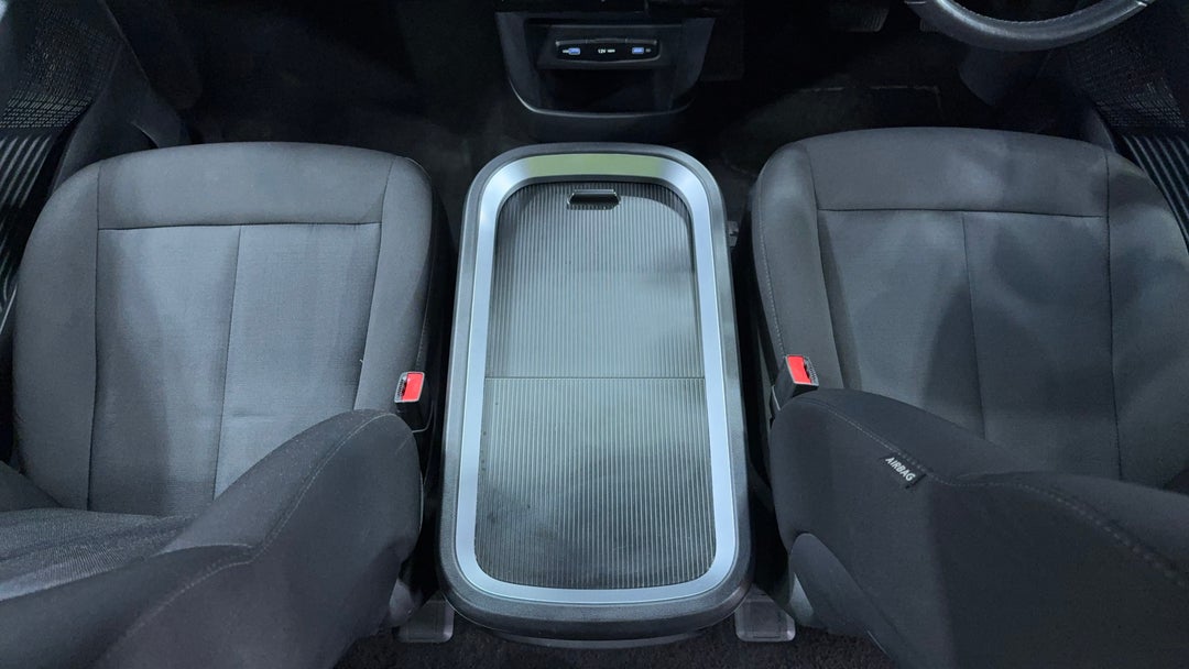 2023 Hyundai Staria Staria, Automatic, 81037 km, Center Console