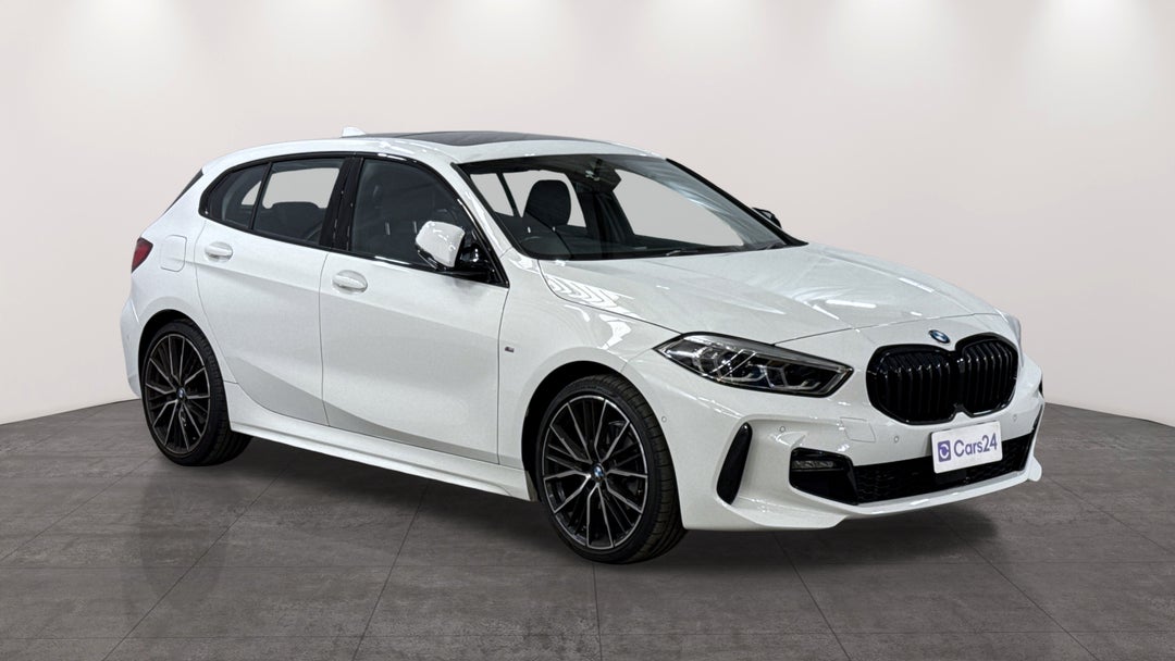 2023 BMW 1 18i M Sport, Automatic, 22449 km, Right Front Diagonal (45- Degree) View