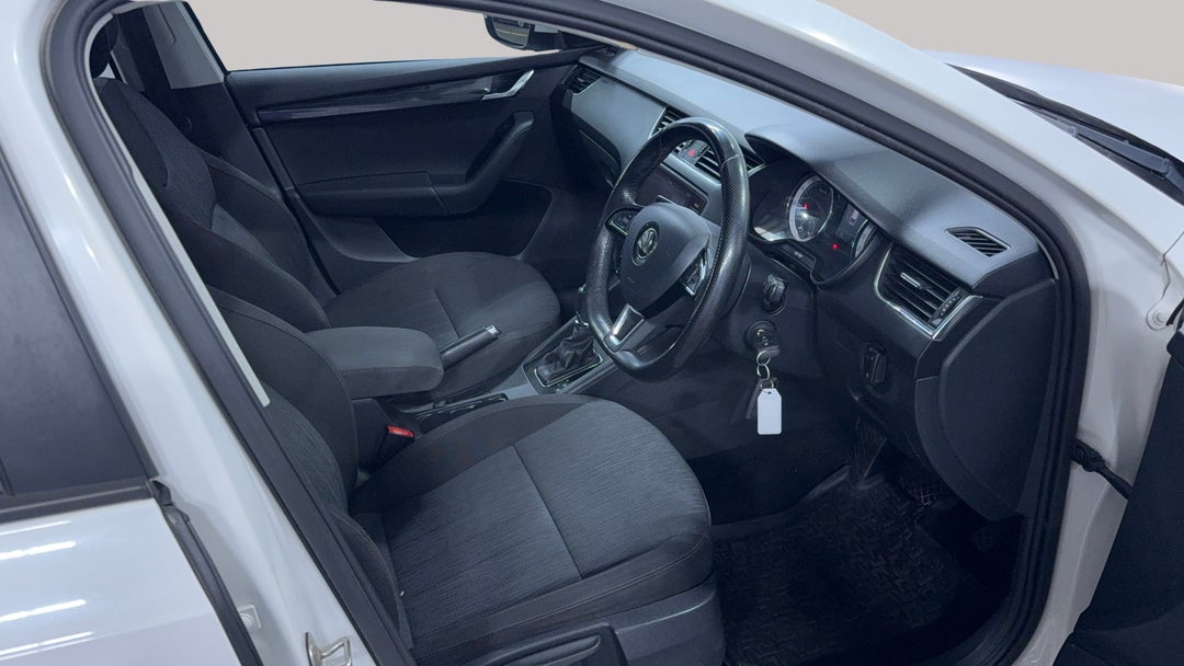 2017 SKODA Octavia 110 Tsi, Automatic, 146749 km, Right Side Front Door Cabin View